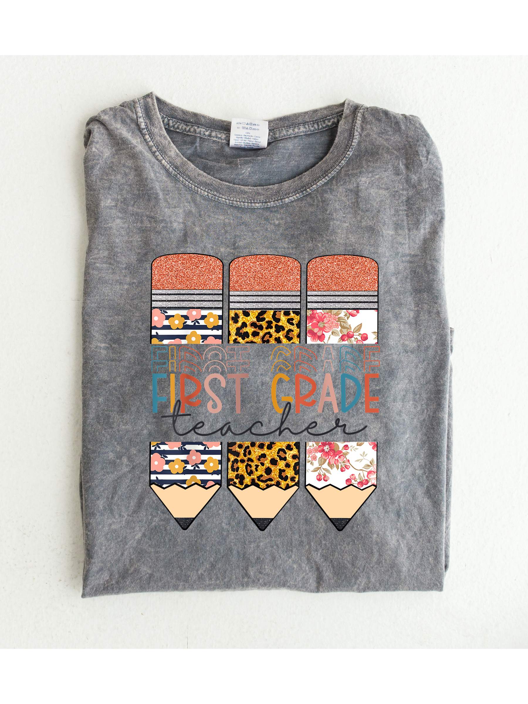 First grade teacher GRAPHIC TEE T-SHIRTS