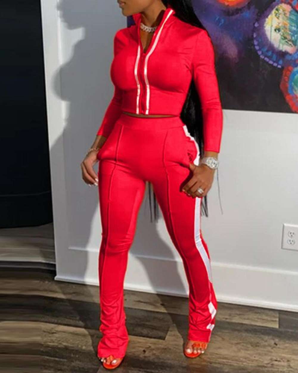 Sporty Outfit: Matching Zippered Crop Top & Leggings